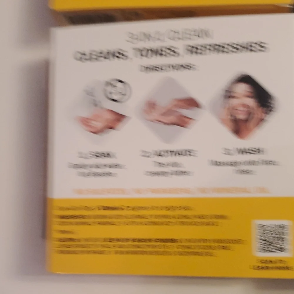 OLAY Cleansing Melts Daily Facial Cleanser with Vitamin C - White and Yellow